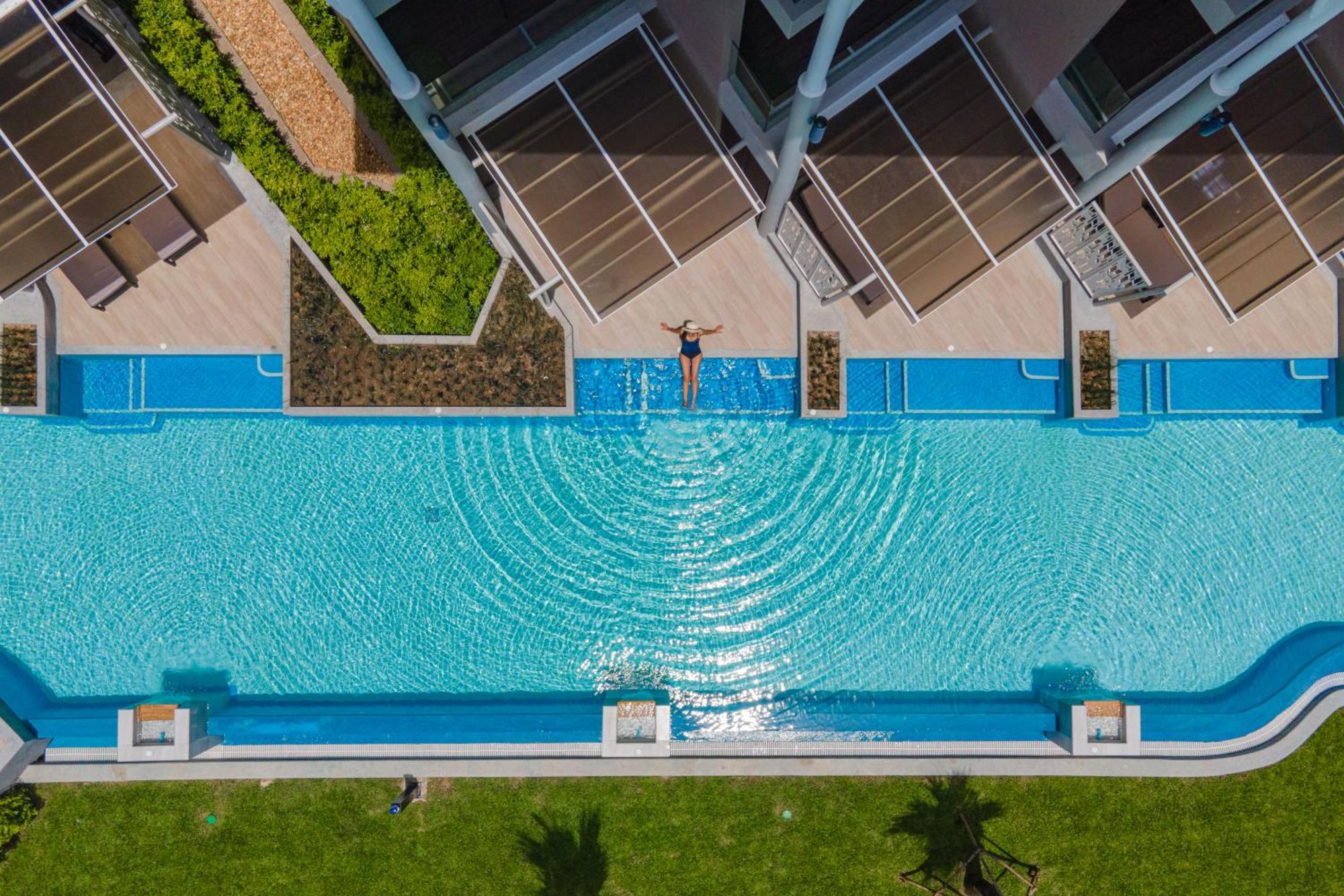 เดอะแซนด์เขาหลัก บายกะตะธานี Hotel ภายนอก รูปภาพ Aerial view of a swimming pool